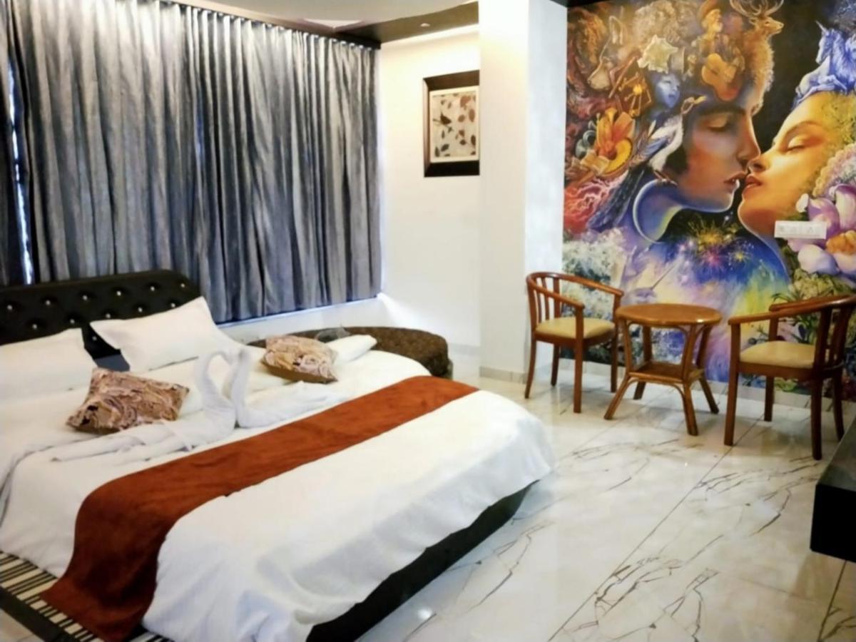 Hotel The Grand Piano - Best Business Hotel In Patan Kültér fotó